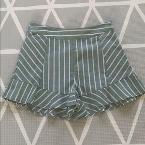 Ruffled fashion shorts - sage green